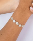 PULSEIRA CINCO FLORES CRAVEJADAS E MADRE PEROLA